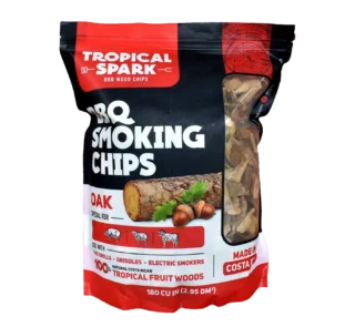 chips o astillas de olor a roble para asador en barril ahumador